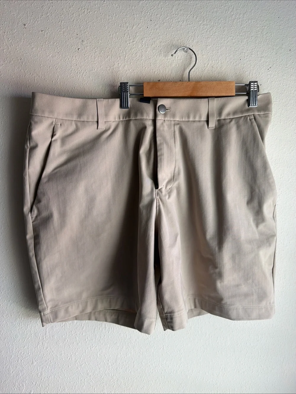 lululemon athletica Men's Khaki Flat-Front Performance Shorts